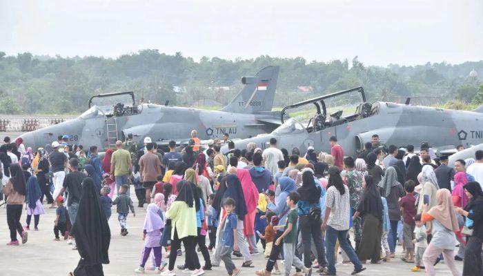 Masyarakat Antusias Saksikan Open Base Dan Static Show Pesawat Hawk 109/209 di Bandara RHF