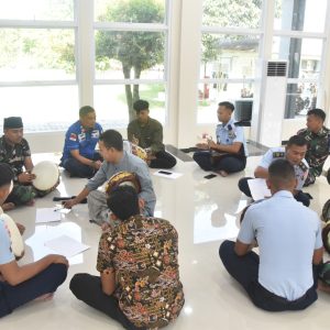 Personel Lanud RHF Latihan Seni Musik Hadrah di Graha Dirgantara Lanud