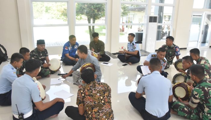 Personel Lanud RHF Latihan Seni Musik Hadrah di Graha Dirgantara Lanud