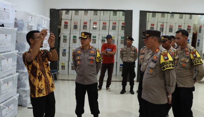 Kapolres Bintan Cek Hasil Rekapitulasi yang Tersimpan di Kantor KPU