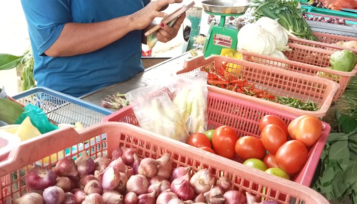 Jelang Imlek, Harga Tomat Melonjak dan Cabe Hijau Sulit Ditemui di Pasaran