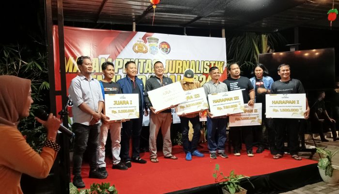 Polresta Tanjungpinang Serahkan Hadiah Pemenang Lomba Jurnalistik “Pemilu Damai” 2024