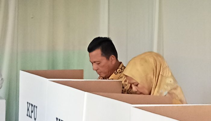 Nyoblos di TPS 002 Kelurahan Melayu Kota Piring, Gubernur Ansar Antrian Ke-1