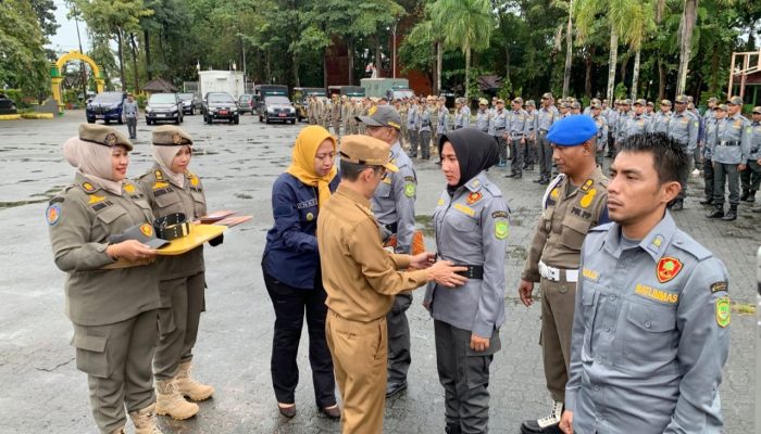 Bantu Pengamanan Pemilu 2024, Pj Wako Hasan Kukuhkan 1.402 Linmas dan Satlinmas 