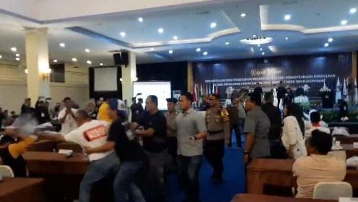 Rapat Pleno Terbuka Rekapitulasi Suara KPU Tanjungpinang Ricuh