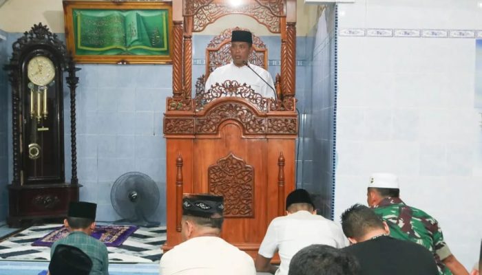 Danlanud RHF Bersama Personel Sholat Tarawih Bersama di  Masjid Ukhuwah Islamiyah
