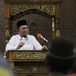 Khatib Tarawih di Bengkong, Gubernur Ansar Jelaskan Takwa sebagai Tujuan Berpuasa