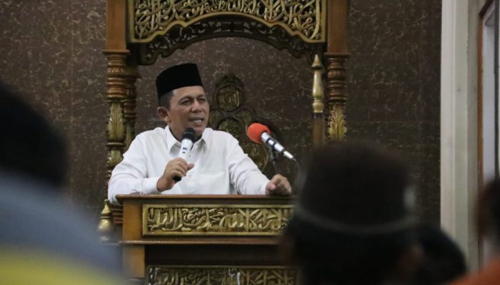 Khatib Tarawih di Bengkong, Gubernur Ansar Jelaskan Takwa sebagai Tujuan Berpuasa