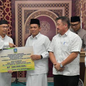 Safari Ramadhan Ke-8, Gubernur Ansar Sholat Tarawih di Masjid Ar-Rahman Batam