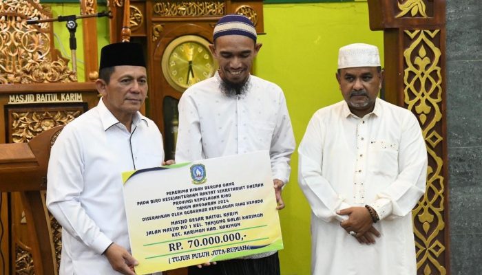 Safari Subuh di Masjid Baitul Karim, Gubernur Ansar Serahkan Bantuan Rp70 juta