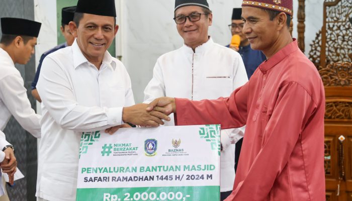 Gubernur Ansar Buka Bersama Dan Serahkan Bantuan Rp20 Juta di Masjid Darussalam 