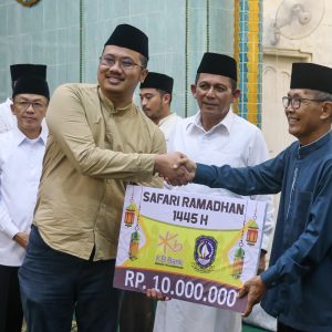 Sholat Tarawih di Masjid Jannatul Ma’wa, Gubernur Ansar Sampaikan Tausiah Istiqomah Beribadah
