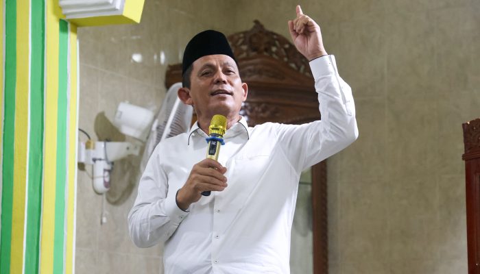 Safari Ramadhan di Masjid Al Falah, Gubernur Ansar Serahkan Bantuan dan Tausyiah