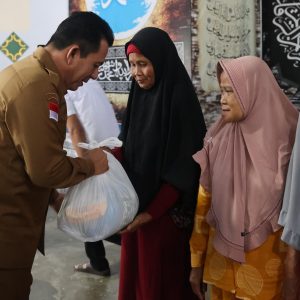 Jelang Lebaran, Gubernur Ansar Serahkan Bantuan Sembako Bagi Masyarakat Bintan