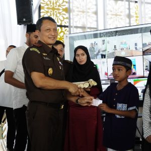 Kejati Kepri Buka Bersama dan Serahkan 1500 KIA