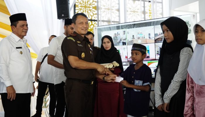 Kejati Kepri Buka Bersama dan Serahkan 1500 KIA