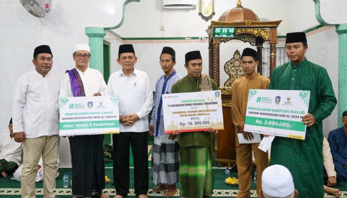 Safari Ramadhan di Masjid Babussalam Kijang, Gubernur Ansar Serahkan Bantuan BRK Syariah Rp10 Juta