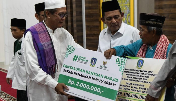 Safari Ramadhan di Masjid Nurul Huda Bintan, Gubernur Ansar Serahkan Bantuan Rp102 juta