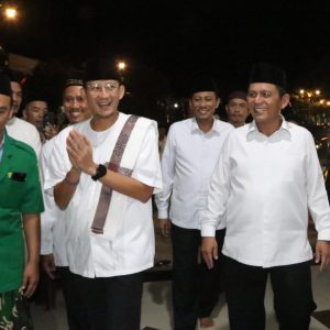Gubernur Ansar & Menparekraf RI Terawih di Masjid Mukhtarul Arifin Tembesi
