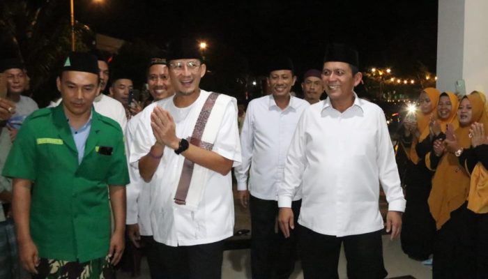 Gubernur Ansar & Menparekraf RI Terawih di Masjid Mukhtarul Arifin Tembesi