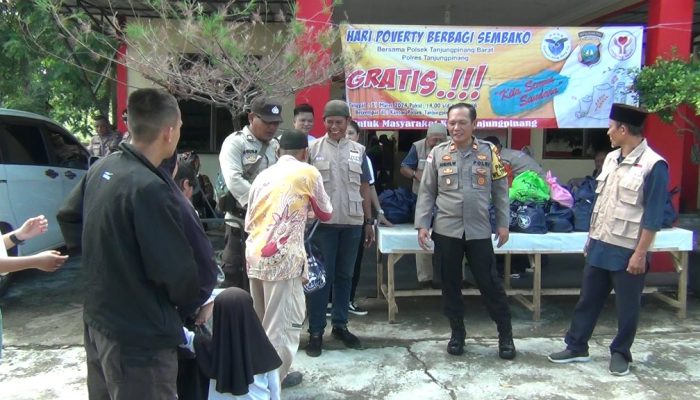 Polsek Tanjungpinang Barat dan Yayasan Heng-Heng Sia Bagikan 500 Paket Sembako