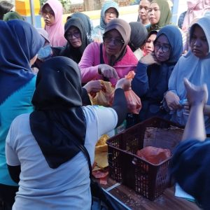 Warga Antusias Belanja Cabai Merah Harga Rp65 Ribu Per kg di Tengku Mandak Bincen