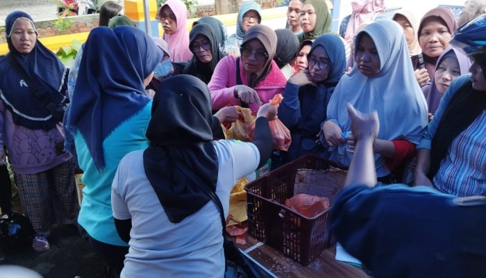 Warga Antusias Belanja Cabai Merah Harga Rp65 Ribu Per kg di Tengku Mandak Bincen