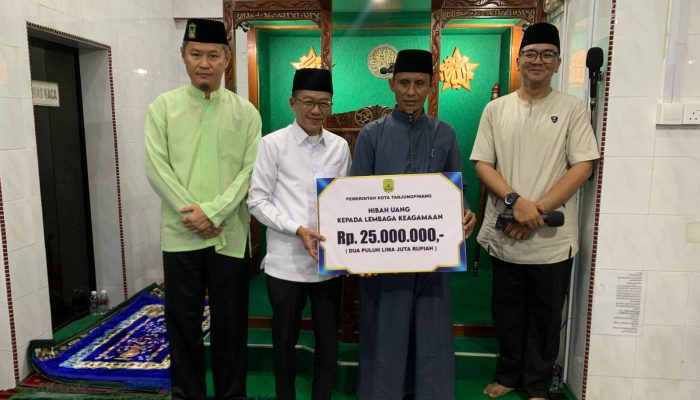 Pj Wako Hasan Safari Ramadhan di Masjid Al Munawarah dan Serahkan Bantuan Rp25 Juta 