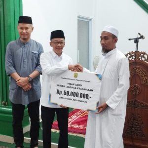 Pj Wako Safari Ramadhan dan Serahkan Dana Hibah Rp50 juta di Masjid Baitut Taqwa