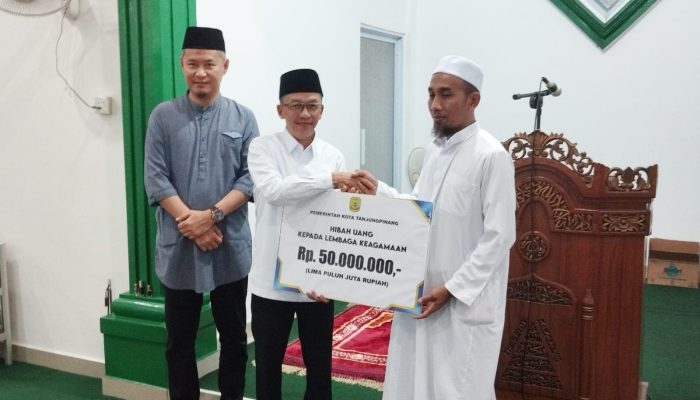 Pj Wako Safari Ramadhan dan Serahkan Dana Hibah Rp50 juta di Masjid Baitut Taqwa