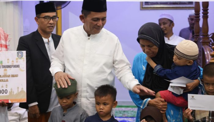 Gubernur Ansar Apresiasi Jamaah Masjid Darul Mukhlisin Tetap Istiqomah di Akhir Ramadhan