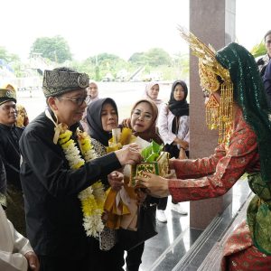 Jajaran Kejati Kepri Sambut Kedatangan Teguh Subroto, SH., MH.,di Bandara RHF