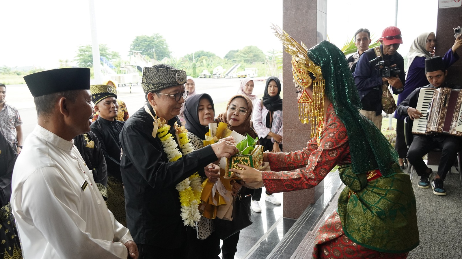 Jajaran Kejati Kepri Sambut Kedatangan Teguh Subroto, SH., MH.,di Bandara RHF