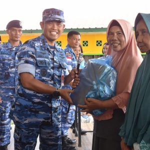 Sambut HUT TNI AU Ke-78, Lanud RHF Gelar Bakti Sosial Di Pulau Penyengat