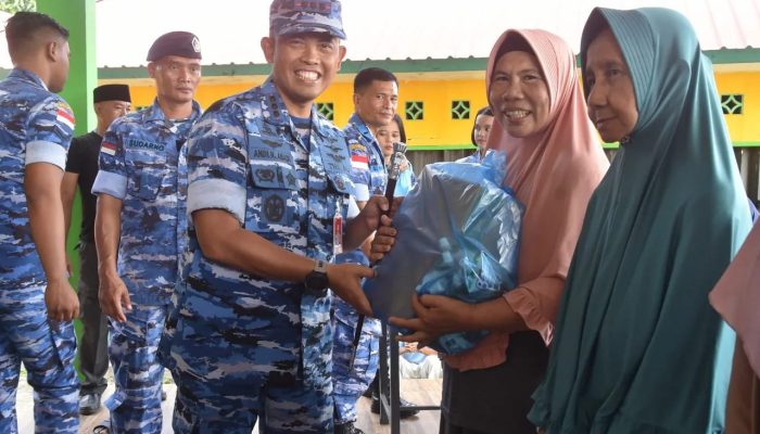 Sambut HUT TNI AU Ke-78, Lanud RHF Gelar Bakti Sosial Di Pulau Penyengat