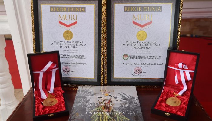 Kenakan Kebaya Labuh dan Sajian Kue Tepung Gomak Terbanyak Pecahkan Dua Rekor MURI