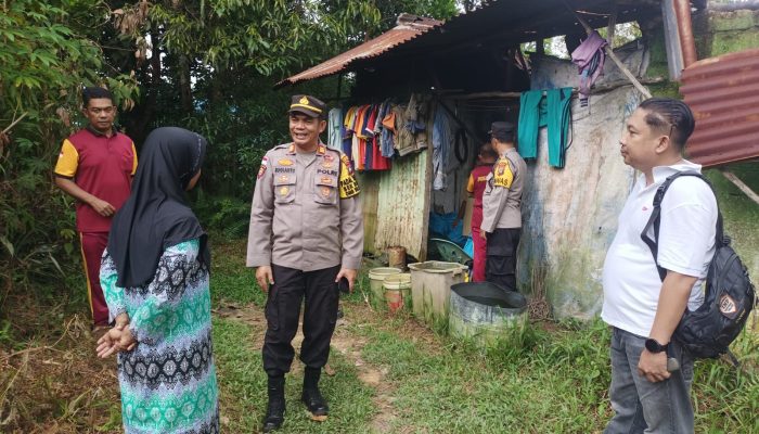 Kapolsek Bintan Timur Kunjungi  Warga Kurang Mampu dan Serahkan Bantuan 