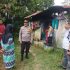Kapolsek Bintan Timur Kunjungi  Warga Kurang Mampu dan Serahkan Bantuan 