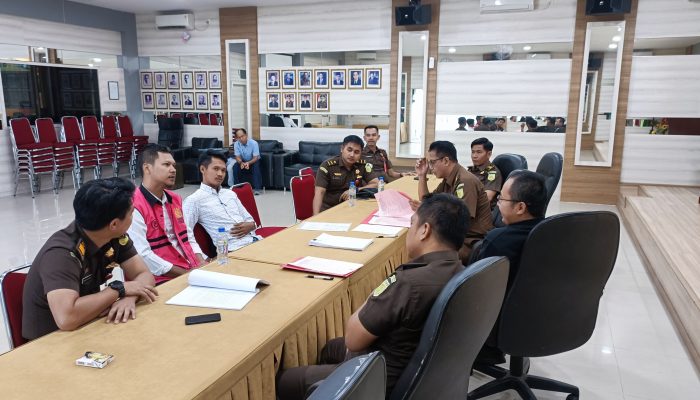 Penyidik Kejati Kepri Serahkan Tersangka Dan BB Tahap II Dugaan Tipikor di BPR Bestari 
