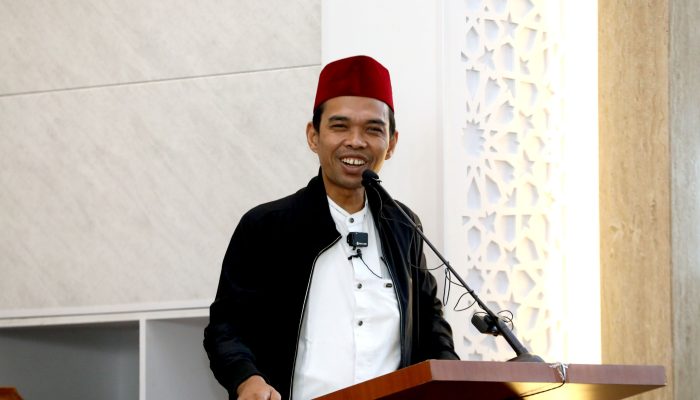 Ustadz Abdul Somad Isi Tausiyah di Masjid BJ Habibie BP Batam