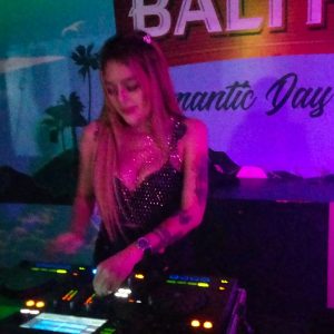 Golden Beach Bengkong Batam Padat Pengunjung, DJ Tia Gazer Tampil Memukau