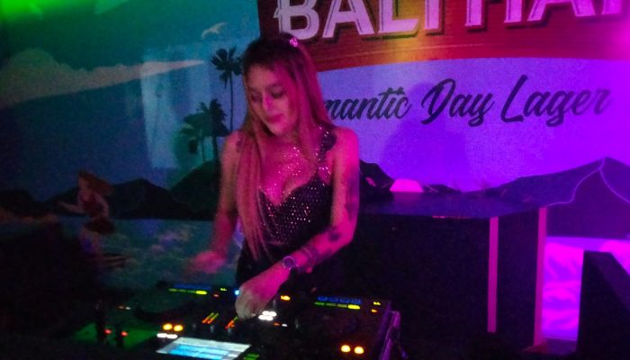 Golden Beach Bengkong Batam Padat Pengunjung, DJ Tia Gazer Tampil Memukau