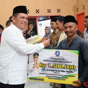Gubernur Ansar Serahkan Bantuan dan Proyek Infrastruktur Senilai Rp7,45 Miliar di Anambas