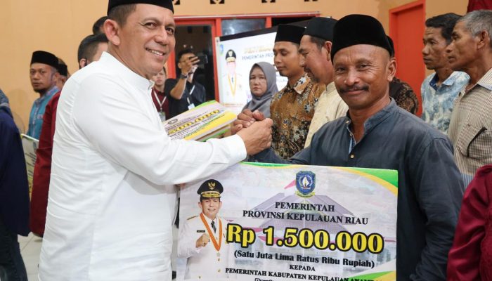Gubernur Ansar Serahkan Bantuan dan Proyek Infrastruktur Senilai Rp7,45 Miliar di Anambas