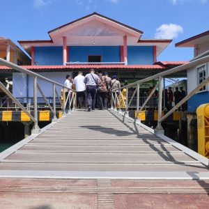 Perlancar Aksesbilitas Pesisir, Gubernur Ansar Resmikan Ponton HDPE Pelabuhan Tarempa