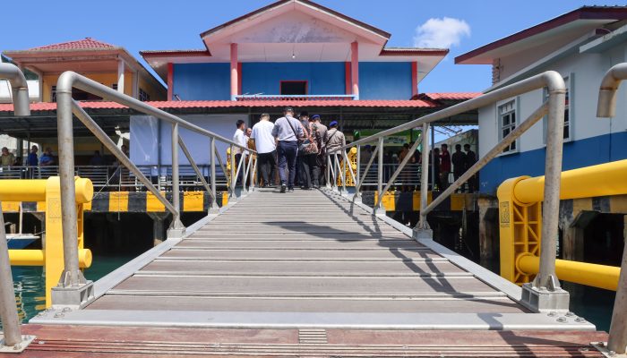 Perlancar Aksesbilitas Pesisir, Gubernur Ansar Resmikan Ponton HDPE Pelabuhan Tarempa