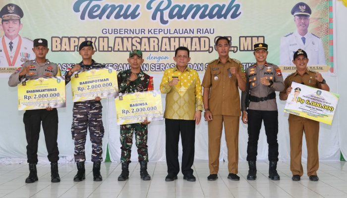 Gubernur Ansar Kunjungi Tiga Kecamatan di Natuna dan Serahkan Bantuan Rp15,35 Miliar