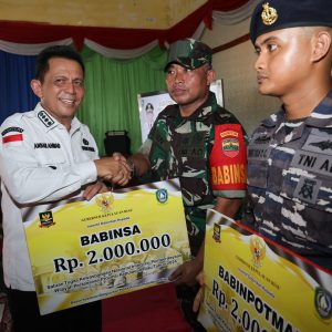 Pemprov Kepri Serahkan Insentif untuk Babinsa, Bhabinkamtibmas dan Babinpotmar