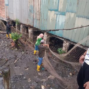 Ciptakan Pesisir Laut Bersih, Pj Wako Pasang Jaring Penahan Sampah di Kawasan Pesisir 