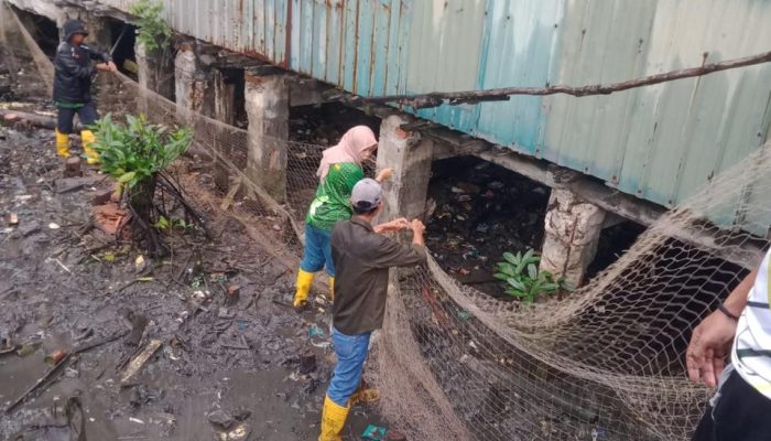 Ciptakan Pesisir Laut Bersih, Pj Wako Pasang Jaring Penahan Sampah di Kawasan Pesisir 